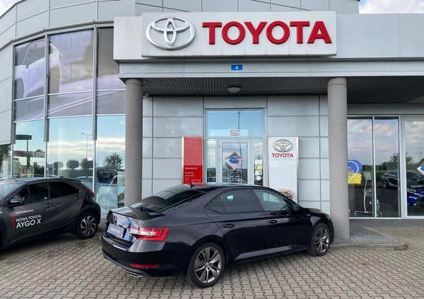 Skoda Superb cena 94500 przebieg: 113957, rok produkcji 2018 z Nowe Skalmierzyce małe 277
